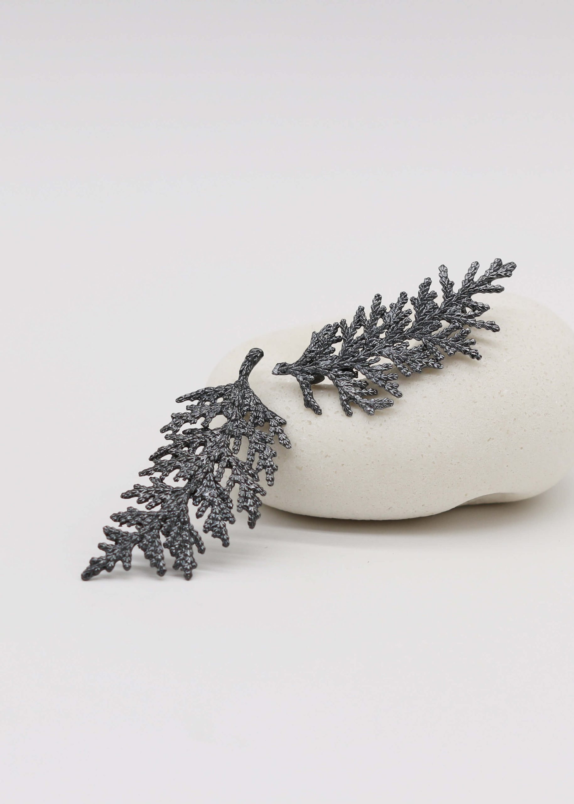 Hinoki Brooch・Small_6 扁柏純銀別針大款和小款正面細節