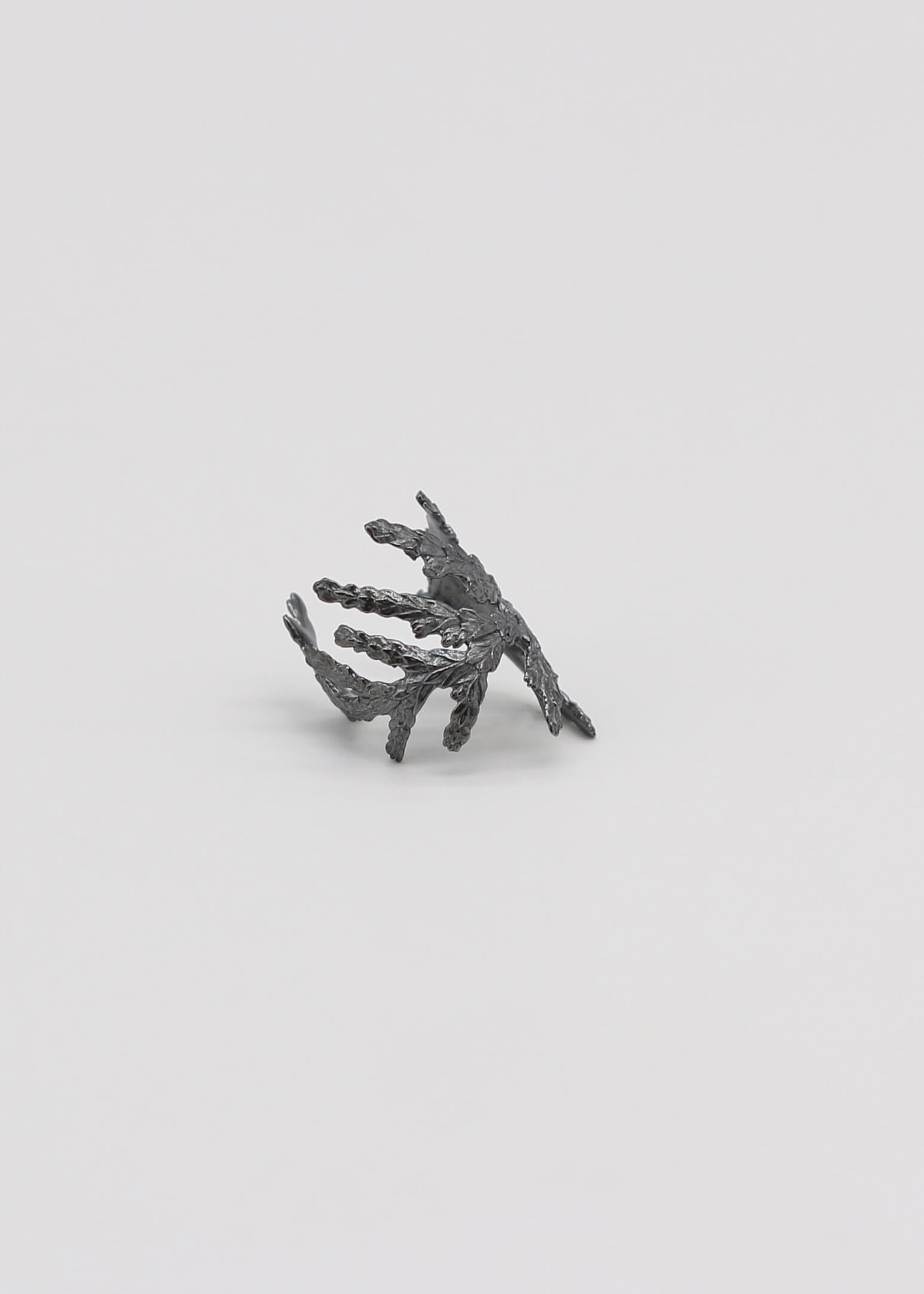 Hinoki Ear Cuff_5 扁柏純銀耳骨耳環灰色正面細節