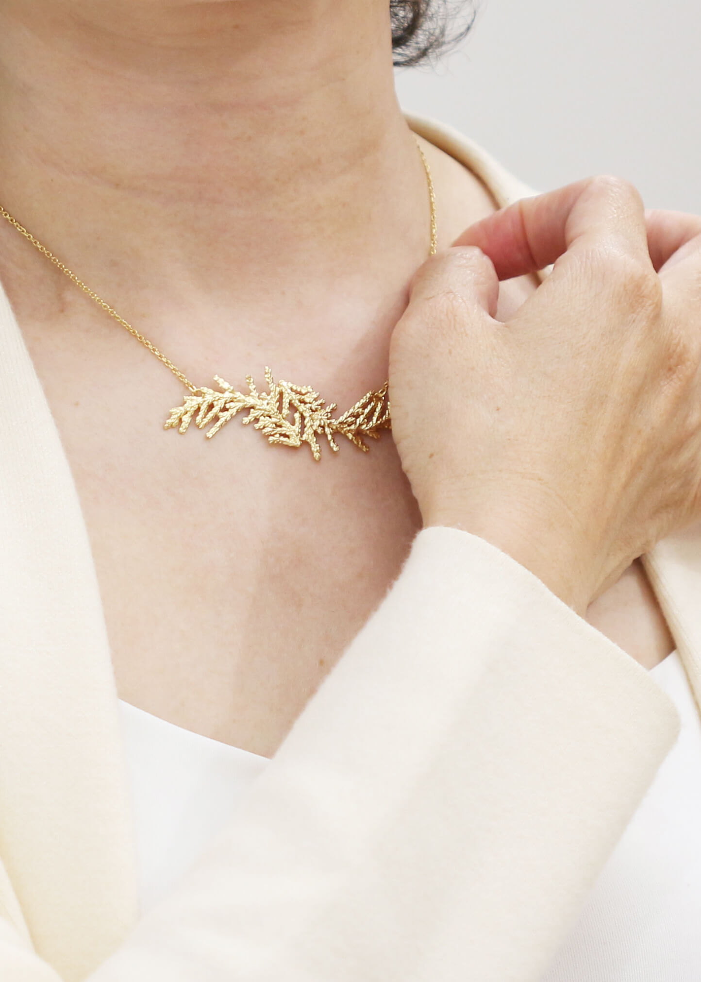 Hinoki Necklace_2 扁柏純銀項鍊金色配戴示意