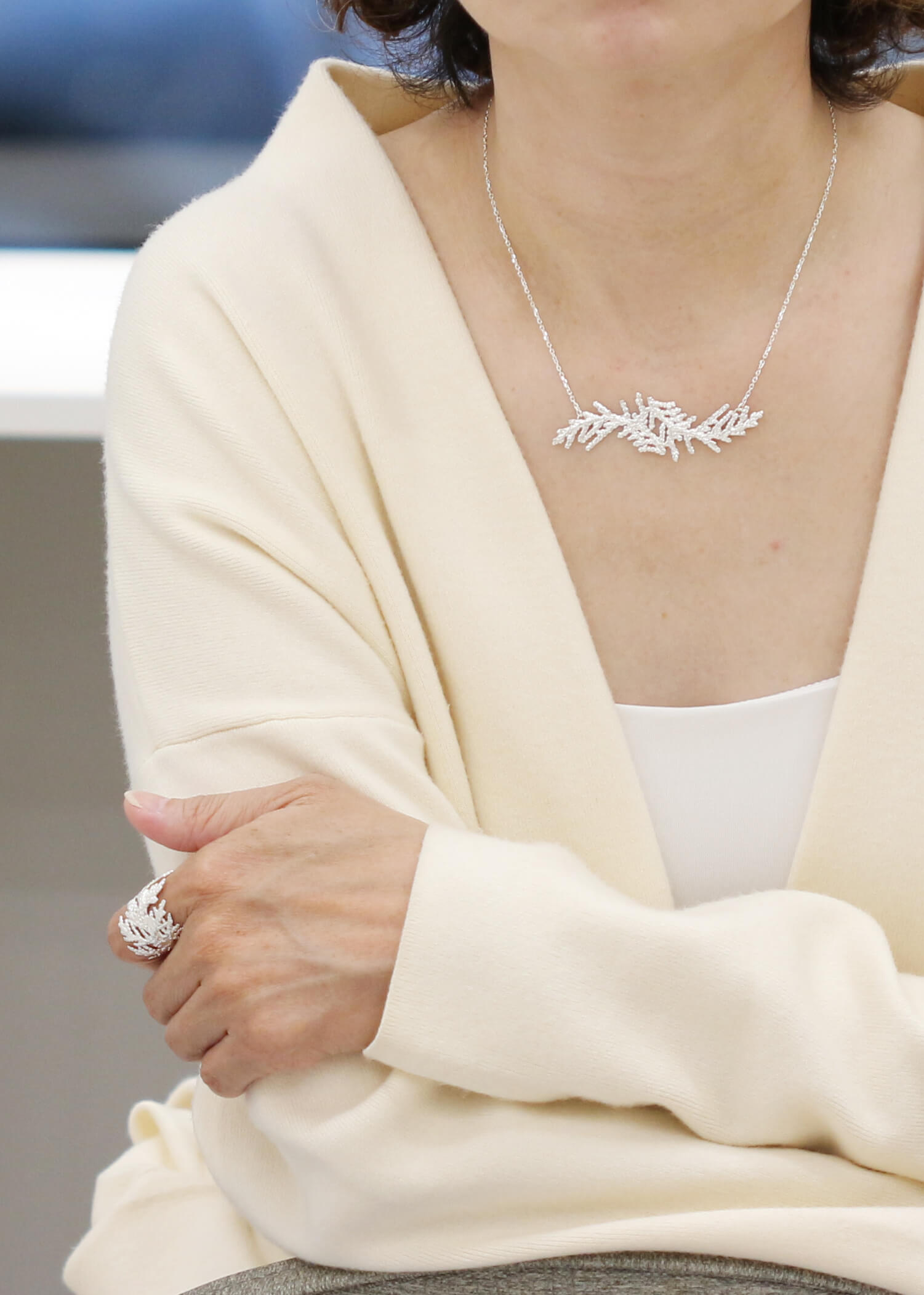 Hinoki Necklace_3 扁柏純銀項鍊銀色配戴示意