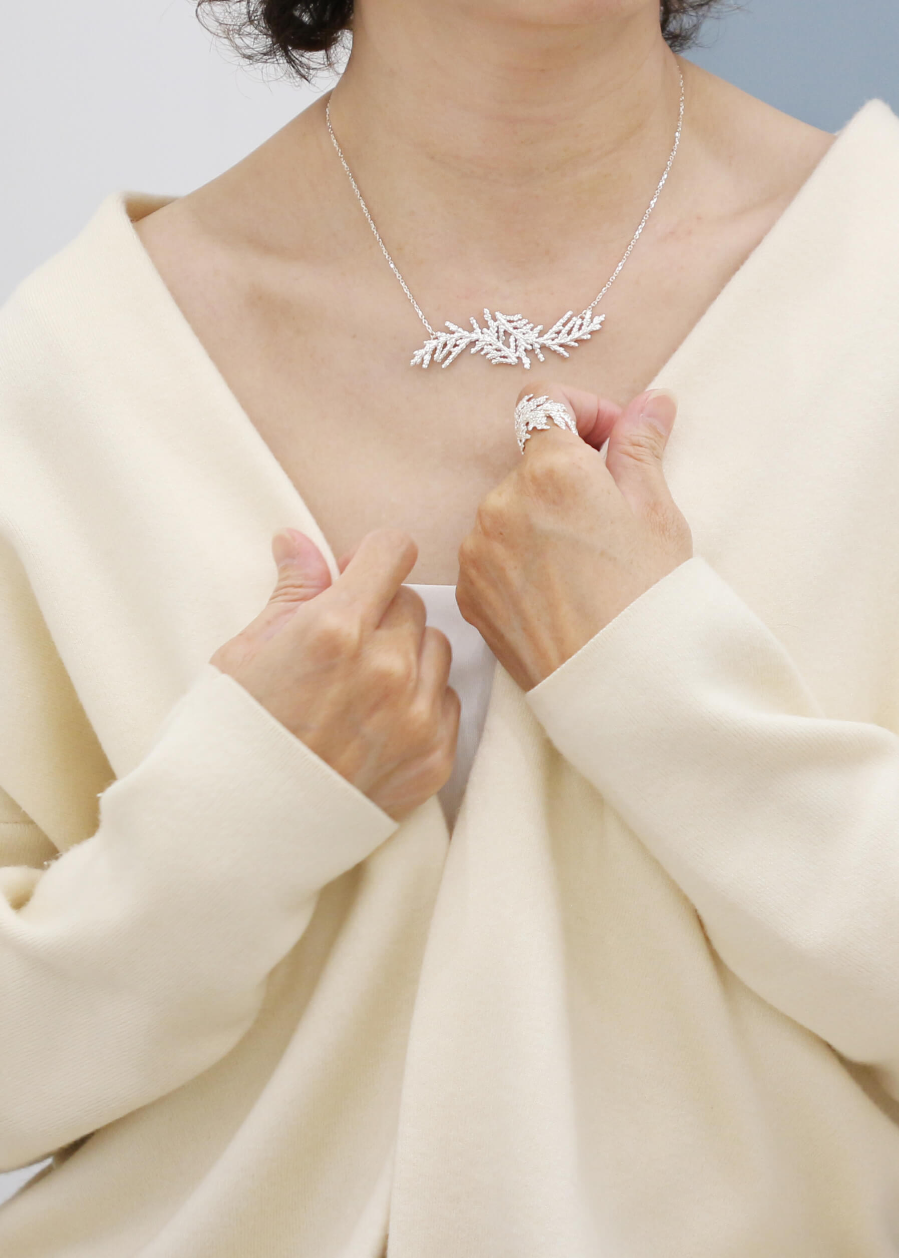Hinoki Necklace_9 扁柏純銀項鍊銀色配戴示意